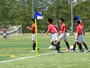 ジュニアサッカーチームの子供たち