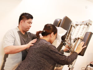 トムソンベットを用いての施術の様子